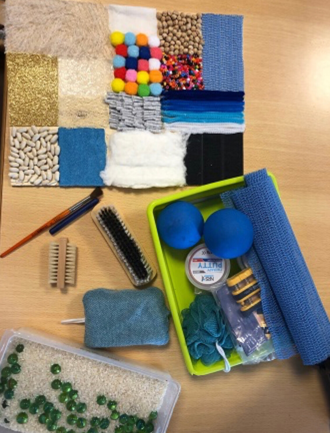 Kit de objetos para el trabajo sensitivo + caja sensorial