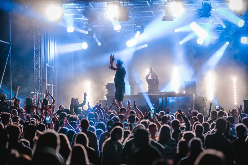 DJ Service 8 hours incl. DJ Equipment &amp; Wireless Microphone