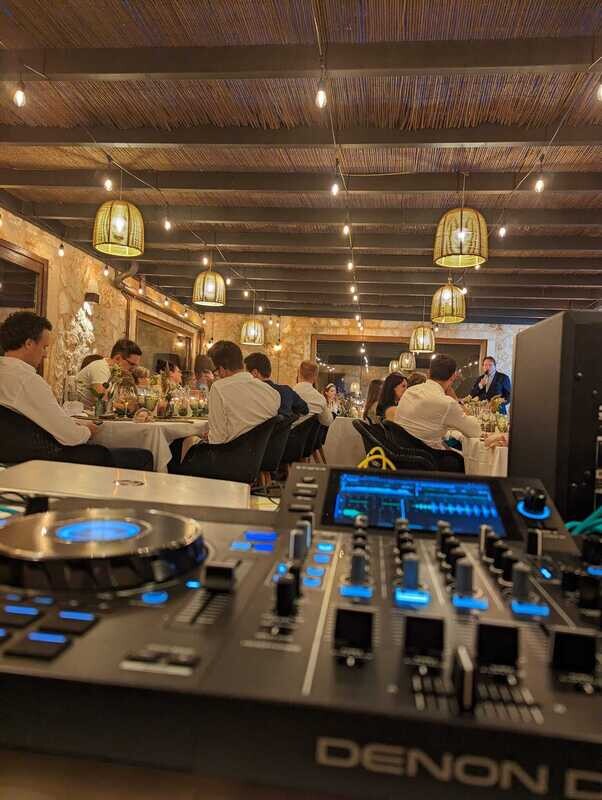 Extra Hour incl. DJ-Equipment + Sound- &amp; Lightsystem