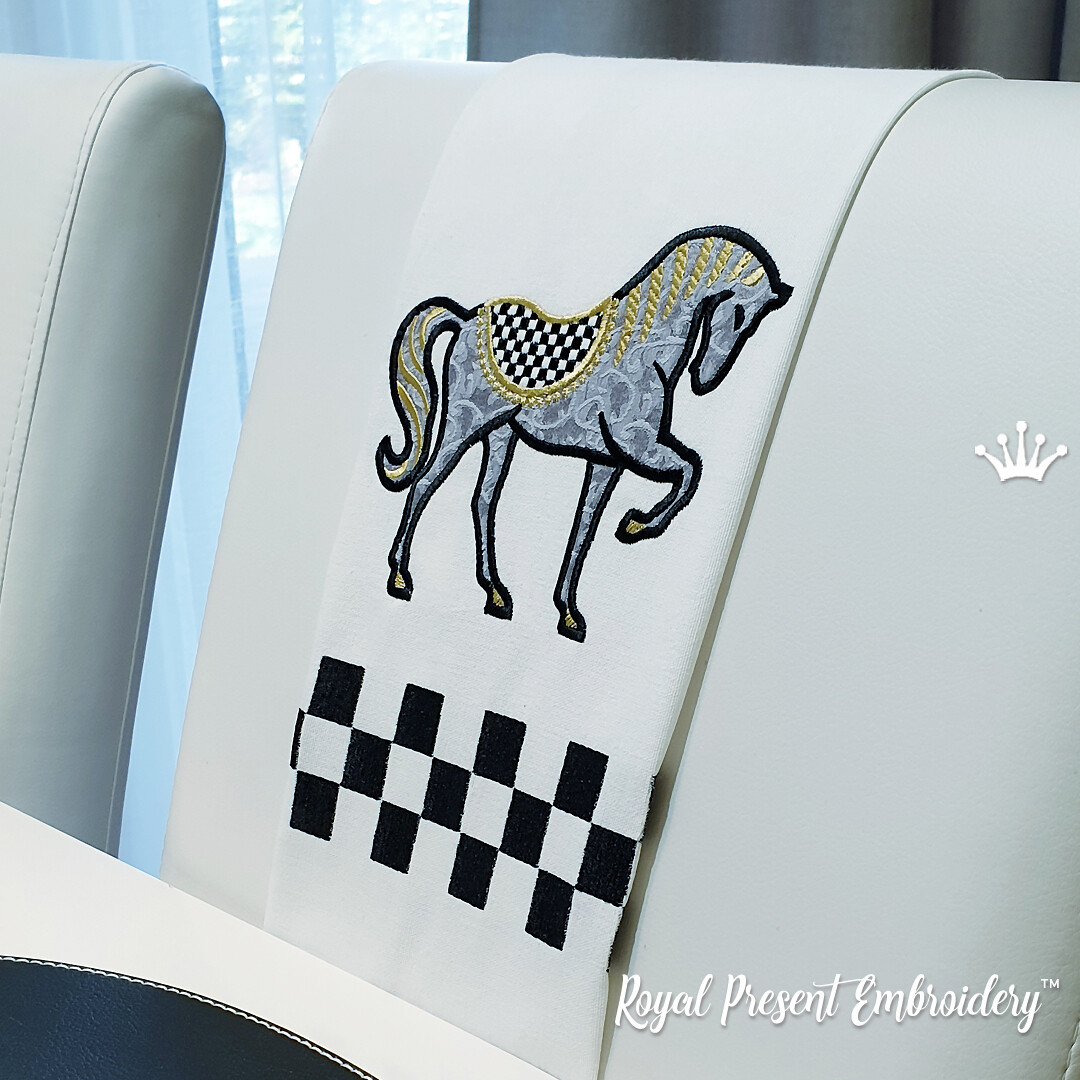 Лошадь с седлом аппликация Дизайн машинной вышивки - 6 размеров