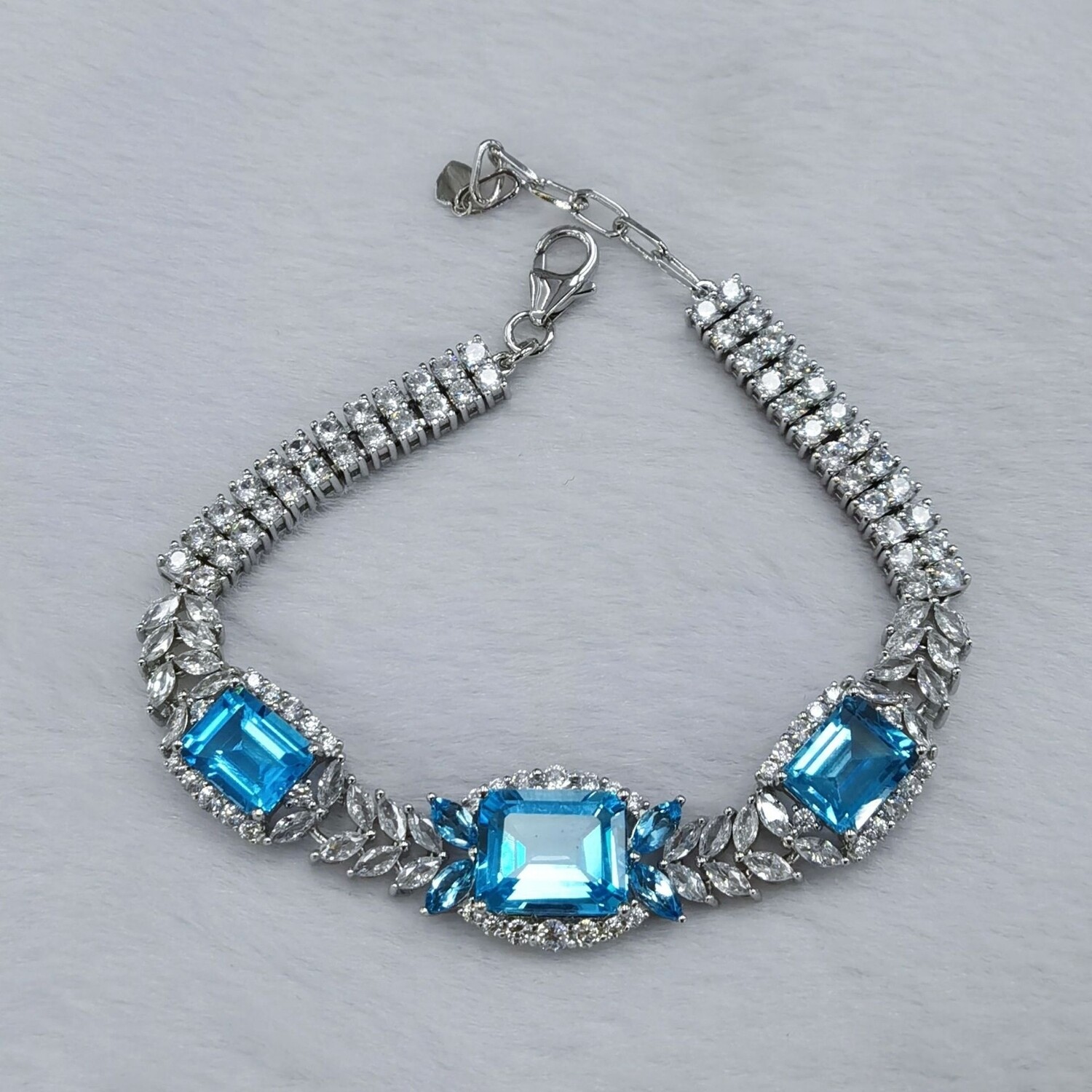 Bracelet PAIGE  with natural blue topaz 