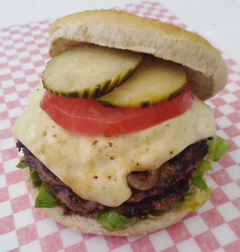 Hamburguesa de Carne de 250 gms   100% Carne de res a la plancha con queso, tomate, lechuga y cebolla. Pepinillos en vinagre opcional. Salsas de tomate, bbq, tártara, mayonesa y mostacream.
