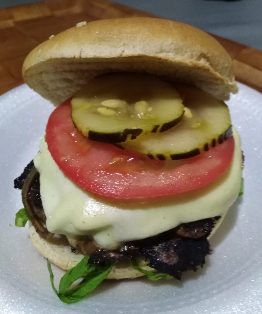 Hamburguesa de carne de 125 gms   100% Carne de res a la plancha con queso, tomate, lechuga y cebolla. Pepinillos en vinagre opcional. Salsas de tomate, bbq, tártara, mayonesa y mostacream.