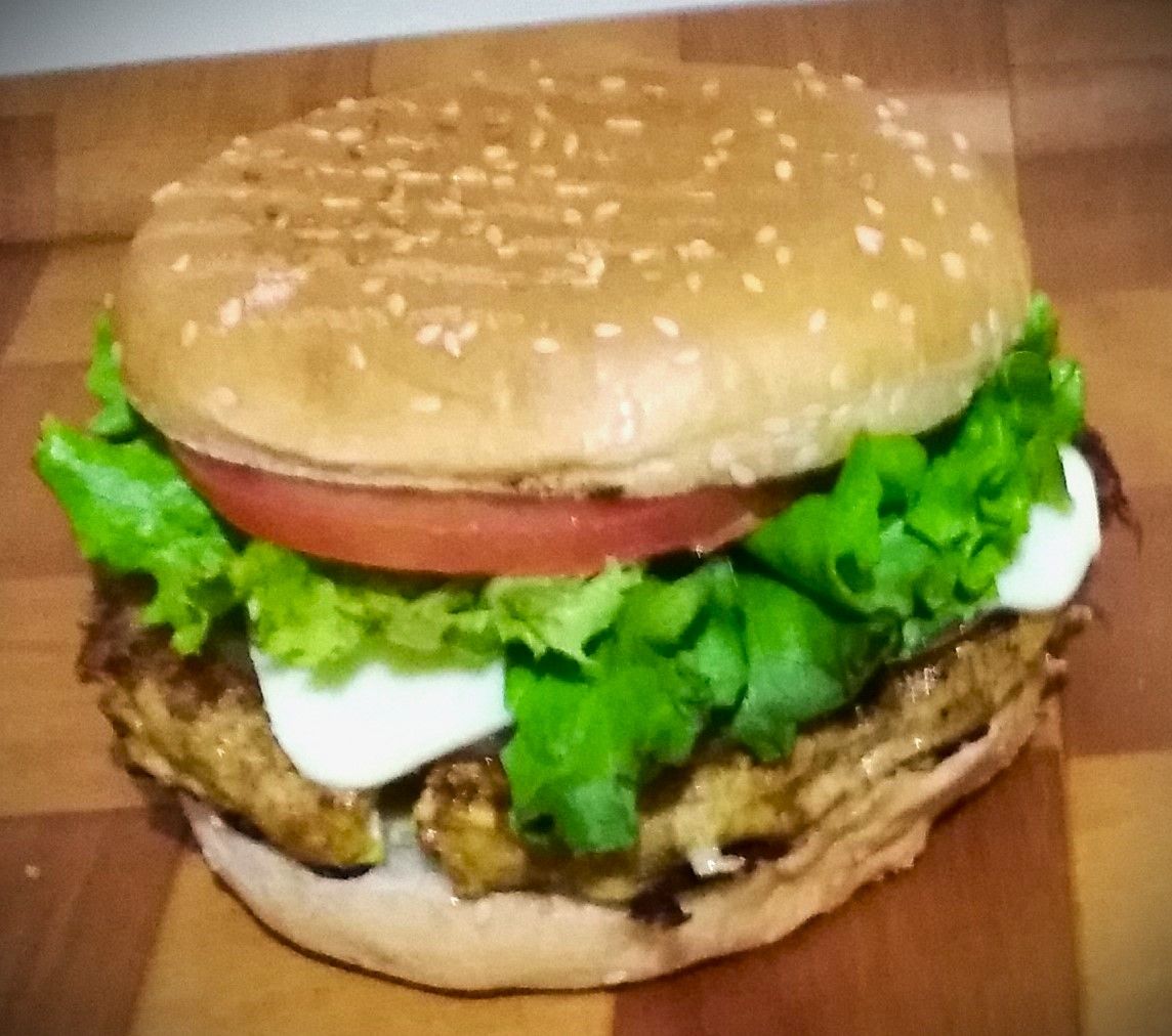 Hamburguesa de pechuga de pollo 125 gms a la plancha con queso, lechuga, tomate y cebolla. Pepinillos en vinagre opcionales. Salsas de tomate, bbq, tártara, mayonesa y mostacream.