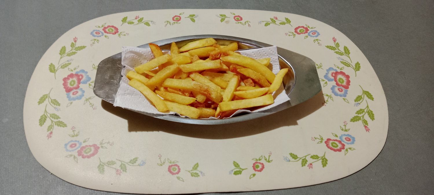 Papas a la Francesa 200 gms de papas fritas y crocantes.                                                                       Salsas de tomate y mayonesa.
