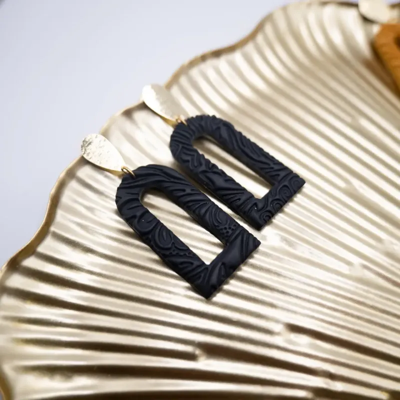 ZOE — Statement-Ohrringe in Bogenform aus Schwarzgold ZOE — Statement-Ohrringe in Bogenform aus Schwarzgold