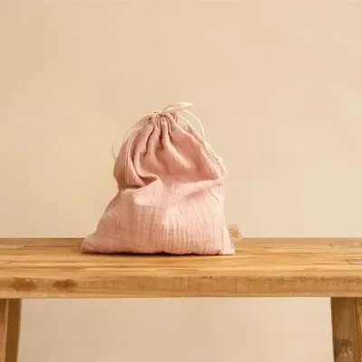 Einfarbiger rosa Beutel aus Bio-Baumwollgaze Einfarbiger rosa Beutel aus Bio-Baumwollgaze