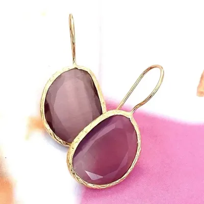 Ohrringe mit lilafarbenem Dark Rosa