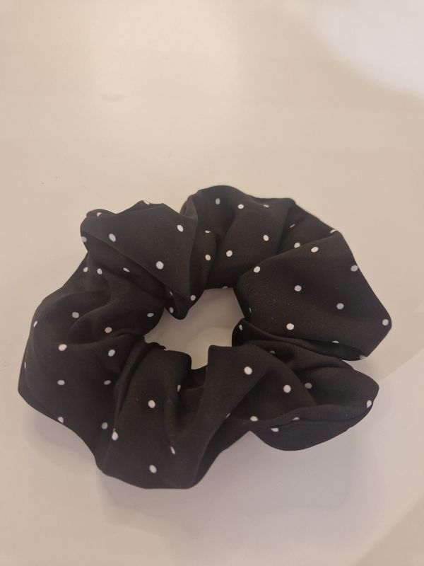 Haarscrunchie Punkte schwarz Haarscrunchie Punkte schwarz