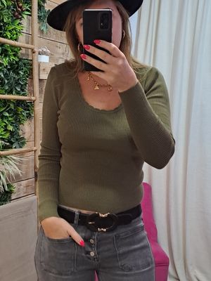 Le pull fin kaki