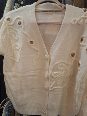 Le gilet pull blanc à sequin