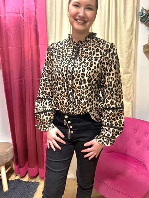 Le pantalon noir à boutons