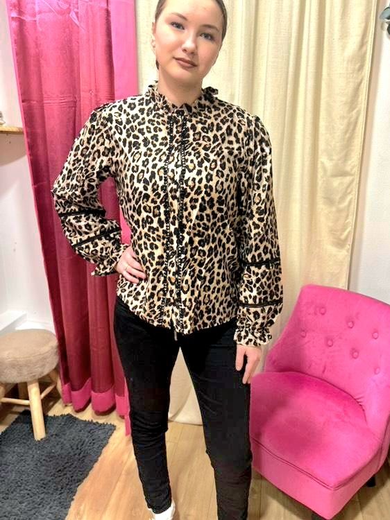 La chemise léo