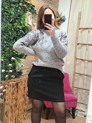 Le pull gris et sequins