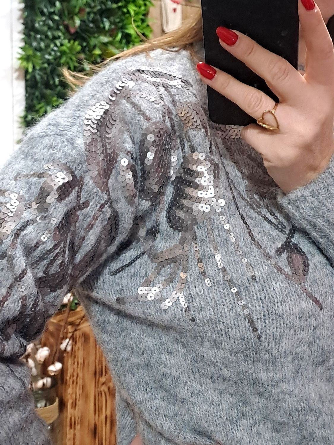 Le pull gris et sequins