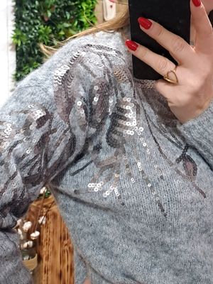 Le pull gris et sequins