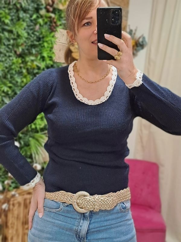 Le pull fin bleu marine et crochet blanc