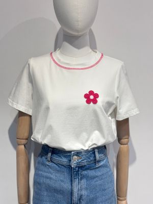 Tee shirt et fleur brodée