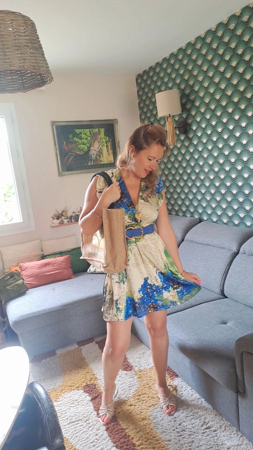 La robe verte et bleue électrique