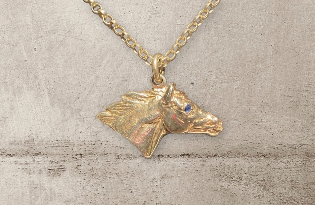 Horse&#39;s head necklace - gold