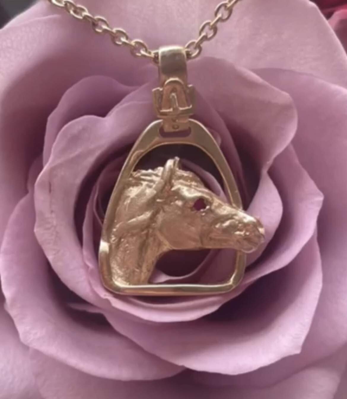 Horse’s head in stirrup (pendant without chain) - gold