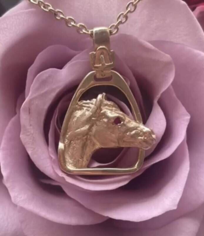 Horse’s head in stirrup (pendant without chain) - gold