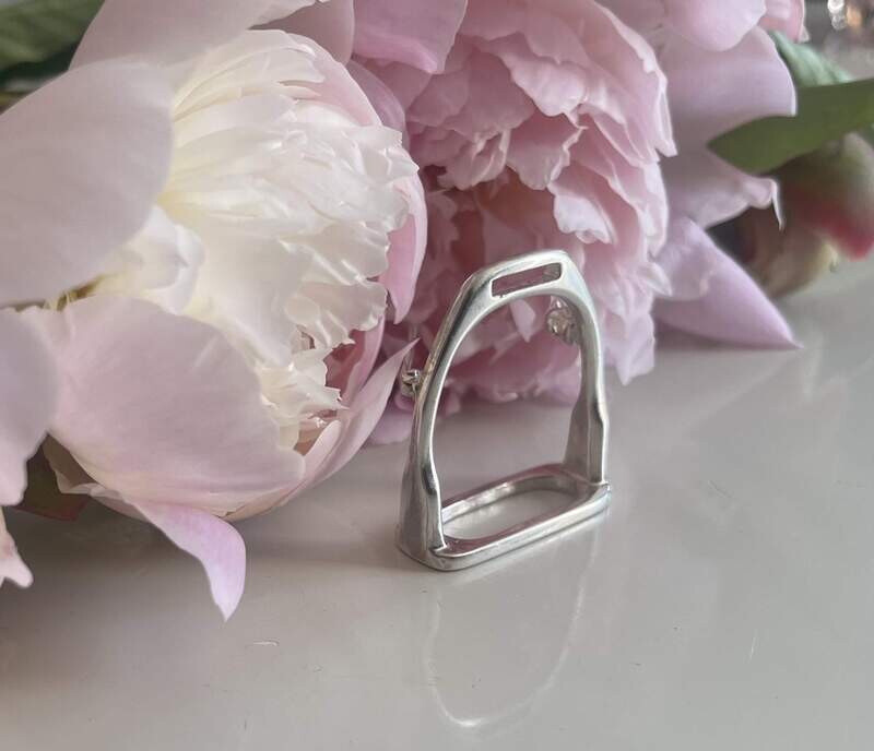 Stirrup brooch/scarf hoop - silver