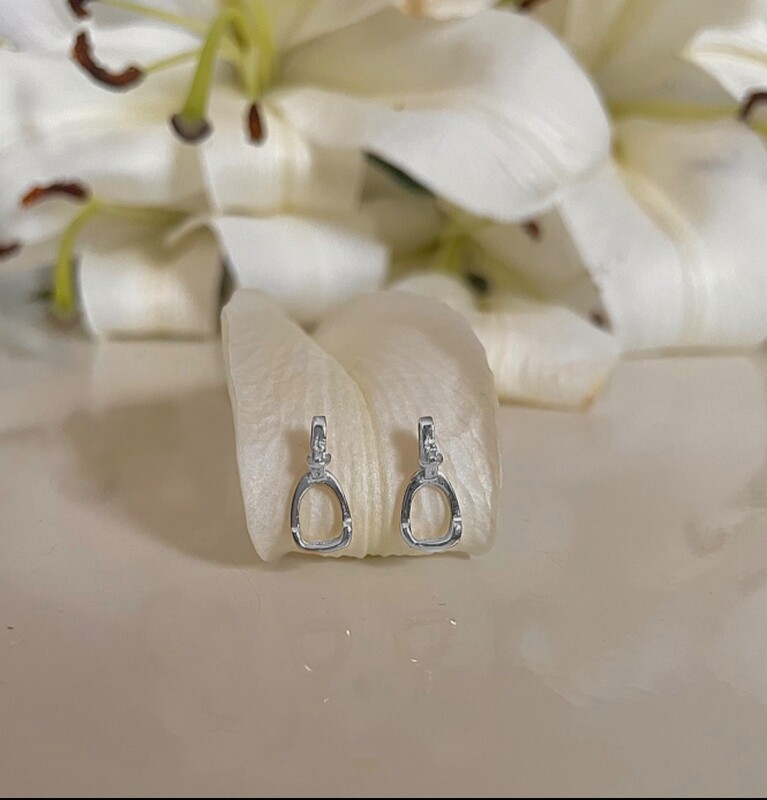 Stirrup stud earrings - silver