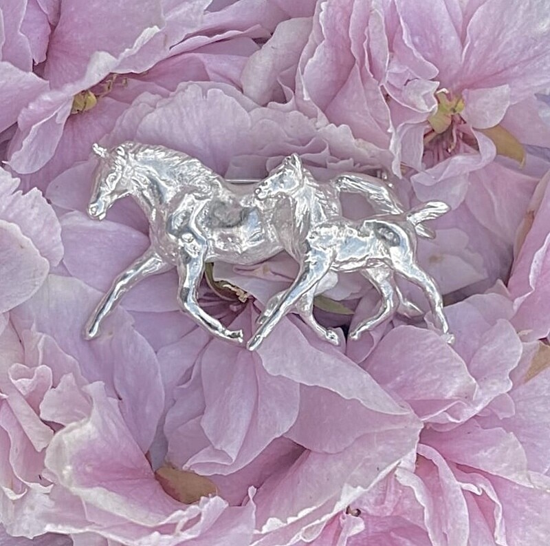Mare &amp; foal brooch - silver