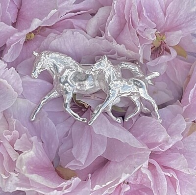 Mare &amp; foal brooch - silver