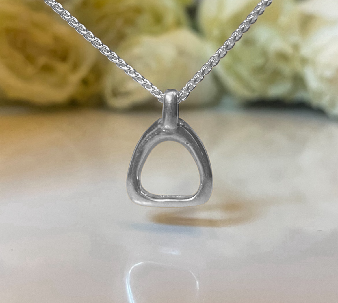Sleek stirrup necklace (petite) - silver