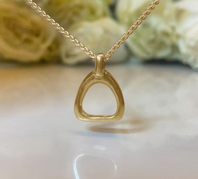 Sleek stirrup necklace (petite) - gold