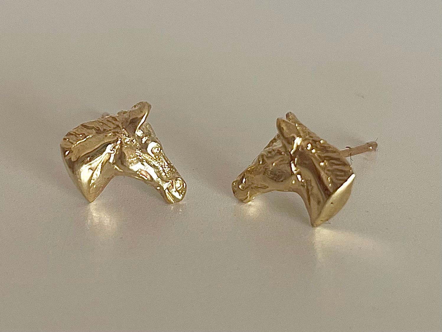Horse&#39;s head stud earrings - gold