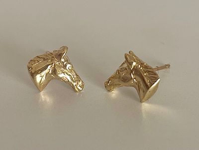 Horse&#39;s head stud earrings - gold