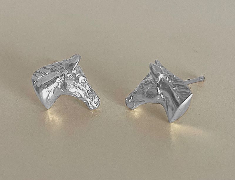 Horse&#39;s head stud earrings - silver