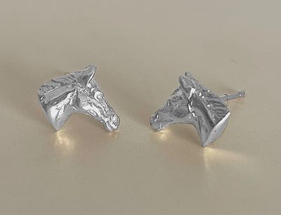 Horse&#39;s head stud earrings - silver