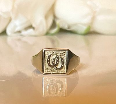 Double horse shoe signet ring - gold