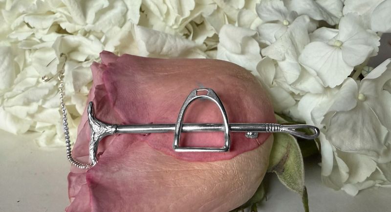 Stirrup with crop brooch/stock pin - silver