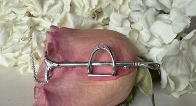 Stirrup with crop brooch/stock pin - silver