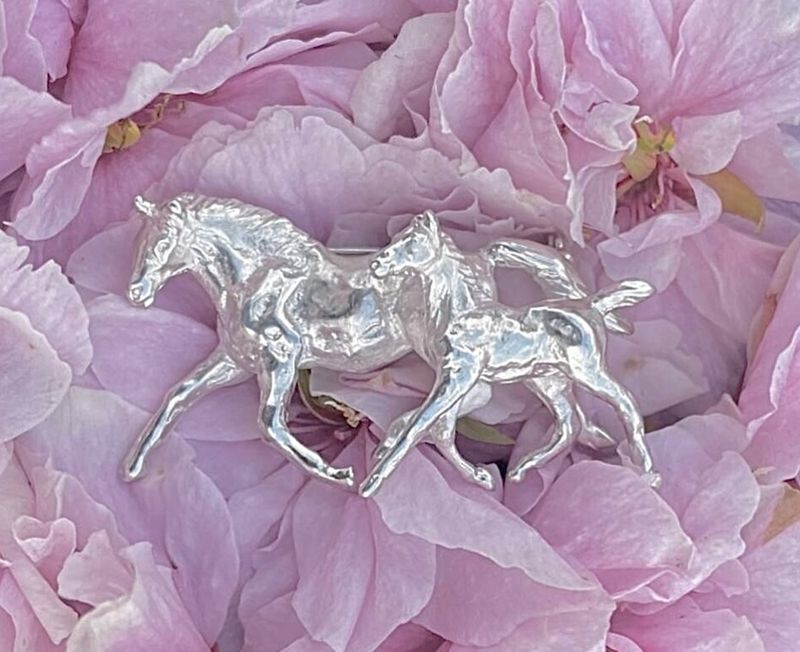Mare &amp; foal brooch - silver
