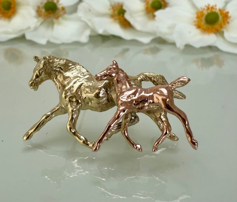 Mare &amp; foal brooch - gold