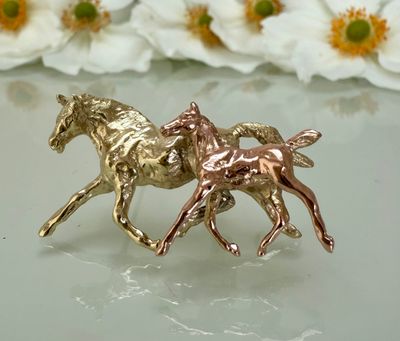 Mare &amp; foal brooch - gold