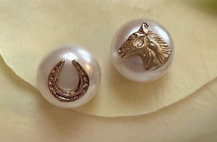 Pearl horse head &amp; shoe earrings - gold