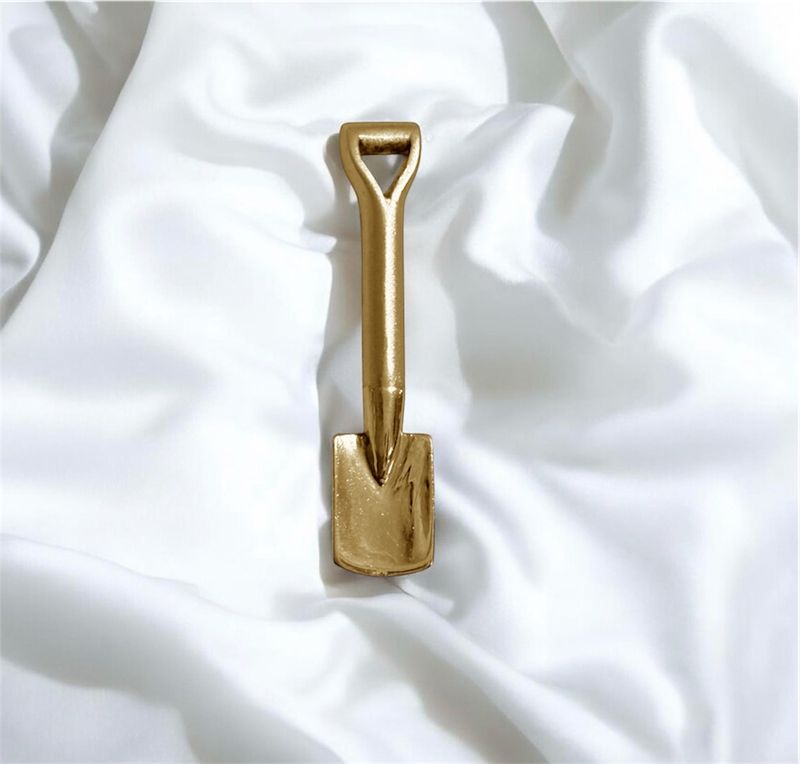 Garden spade brooch - gold