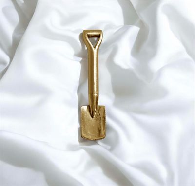 Garden spade brooch - gold
