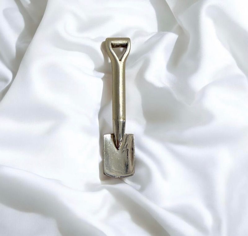 Garden spade brooch - silver