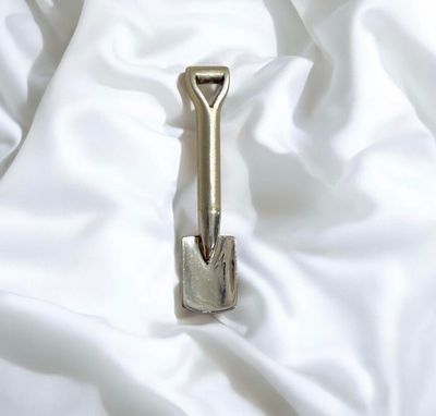 Garden spade brooch - silver