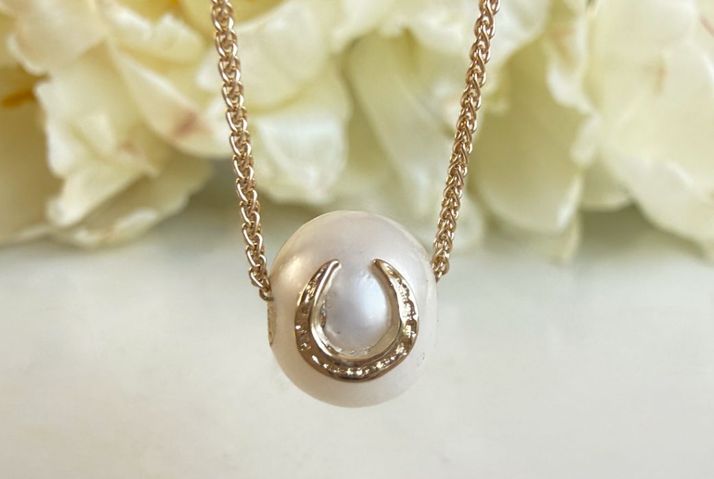 Pearl horse head &amp; shoe necklace - gold