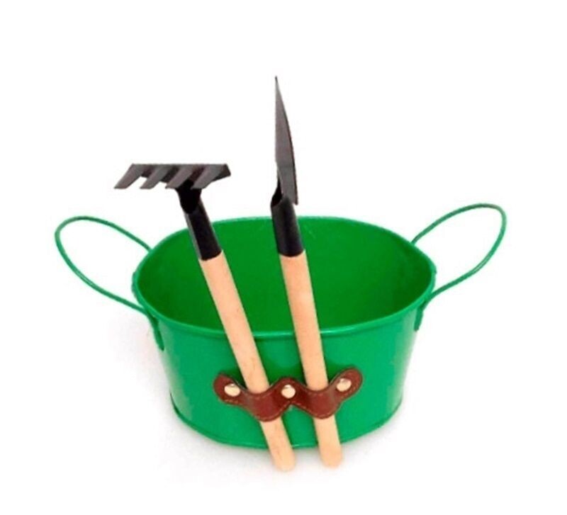Macetero metal con herramientas de jardin.