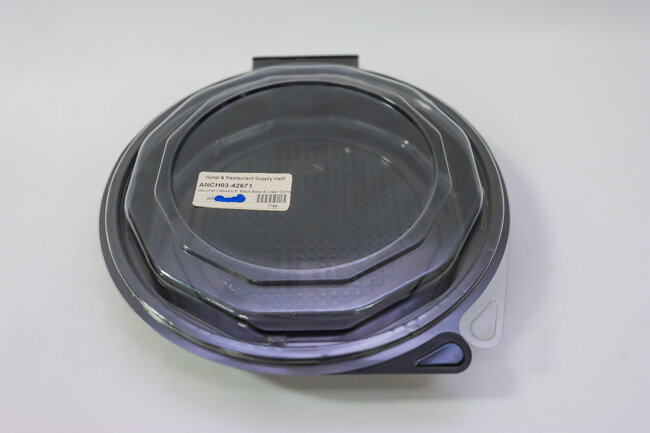 Gourmet Classics 9" Black Base &amp; Clear Dome Hinged Clamshell 100/case